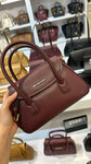 Bolsa Michael Kors guinda *en existencia*