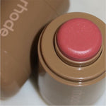 Rhode Pocket Blush Sprinkle *en existencia*